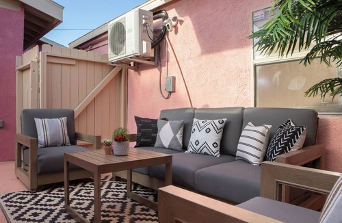 Inglewood House | Pink Palms Spa Retreat - Infrared Sauna, Huge Hot Tub - Mins to LAX, SoFi, Beach