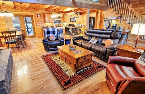 West Jefferson Cabin | Pinnacle Tree: Spacious 4BR cabin perfect for families and pet-friendly getaways.