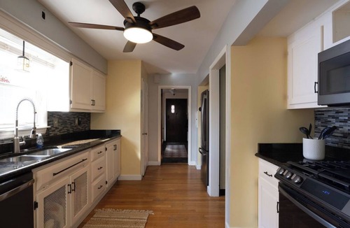 Brookline House | Pittsburgh Basecamp - Easy Access to Downtown- Sleeps 8 - Off-Street Parking