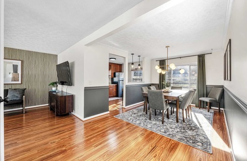 Parkdale House | Pool-Fenced Yard-Pool Table-Sleeps 10