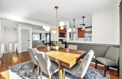 Parkdale House | Pool-Fenced Yard-Pool Table-Sleeps 10