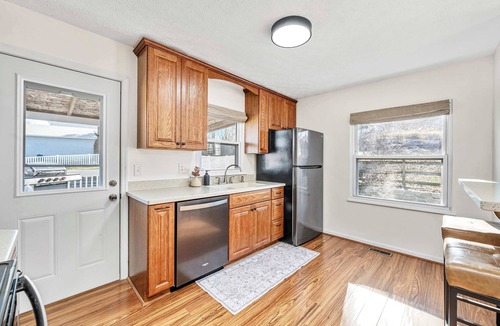Parkdale House | Pool-Fenced Yard-Pool Table-Sleeps 10