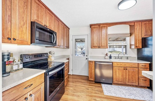 Parkdale House | Pool-Fenced Yard-Pool Table-Sleeps 10