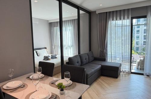 Nong Chaeng Apartment | Pool view 1 bed room bang tao beach by 87Homes