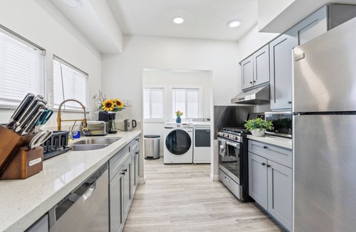 Alhambra Apartment | Prime location Private entry 3bed 2bath Close to DT Alhambra Kingsize Bed! 1