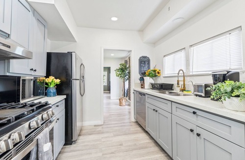 Alhambra Apartment | Prime location Private entry 3bed 2bath Close to DT Alhambra Kingsize Bed! 1