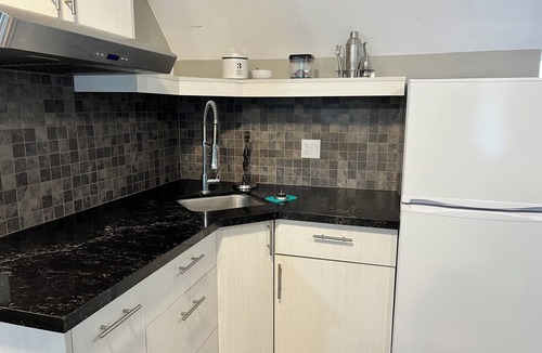 Glencairn Apartment | Private Bachelor Style Apartment with Hot Tub