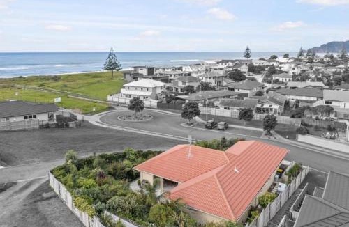 Coastlands House | Private Coastal Sanctuary - 50m from Stunning Beach!