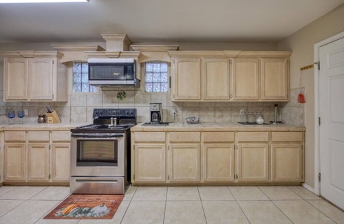 Pharr House | Private Fenced Backyard Pet Friendly Minutes to Shopping, Dining