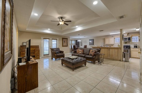 Pharr House | Private Fenced Backyard Pet Friendly Minutes to Shopping, Dining