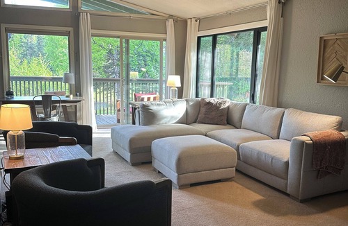Mid-Hillside House | Private Getaway Right in Town