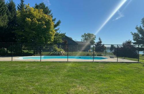 Greater Napanee House | Private Hay Bay Waterfront Napanee with Pool and Dock