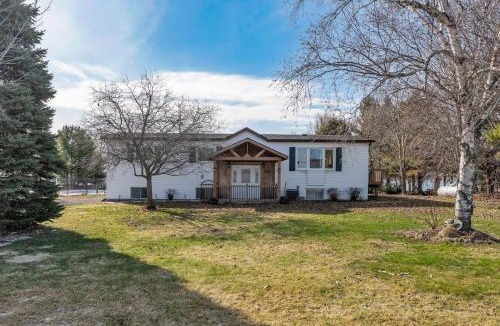 Greater Napanee House | Private Hay Bay Waterfront Napanee with Pool and Dock