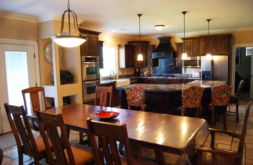 Hurricane House | PRIVATE POOL 34'x18', 25 Minutes to Zion, Playset for Kids, 7 bdrm, sleeps 32