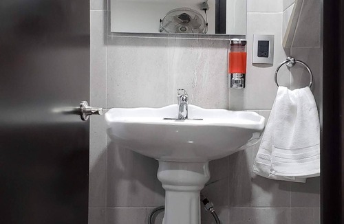 Historic Centre House | Private room above burger RESTAURANT in DOWNTOWN!