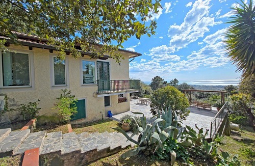 Pietrasanta Villa | Private Villa with A/C, WIFI, TV, terrace, pets allowed, panoramic view, close to Forte Dei Marmi