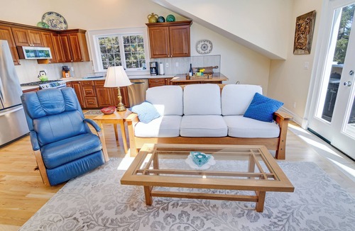 Bayshore House | PUMA POINT.Overlooks the Alsea Bay.Has perfect ocean sunset views! Sleeps 3.