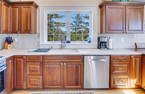 Bayshore House | PUMA POINT.Overlooks the Alsea Bay.Has perfect ocean sunset views! Sleeps 3.