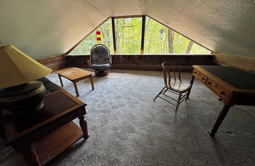 Mount Saint Francis Cabin | Quaint 1-bedroom cabin with a loft with AC in Floyd Knobs