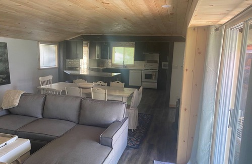 Selwyn Cottage | Quaint Chemong Lake Cottage Rental - Selwyn