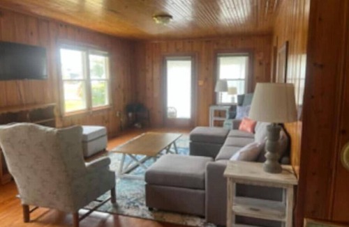 Lancaster House | Quaint Cottage on Myer Creek