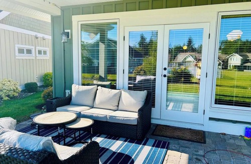 Regional District of Nanaimo House | Qualicum Landing Tranquility- -3bdrm/4 bd/sofa bed