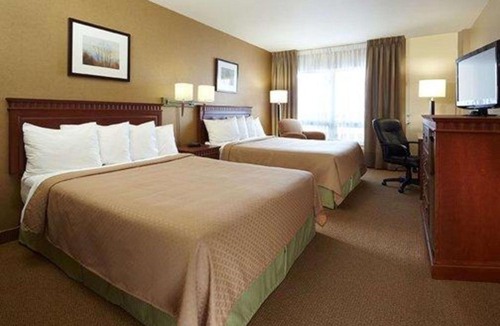 Dorval Hotel | Quality Inn & Suites PE Trudeau Airport