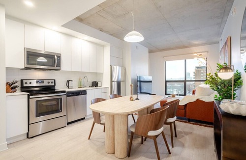Quartier des Spectacles Apartment | Quartier Luxe Stay | Parking, Gym & Pool