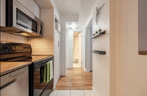 Niagara House | Quiet 1 bed 2 bath Townhome with Parking