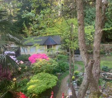 Edgemont Ski Chalet | Quiet Backyard Cabin