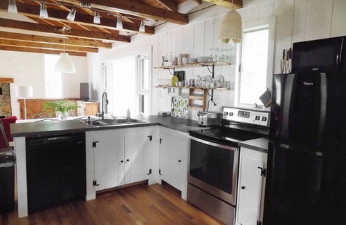 New Marlborough Cottage | Quiet rustic cottage with shared lake access