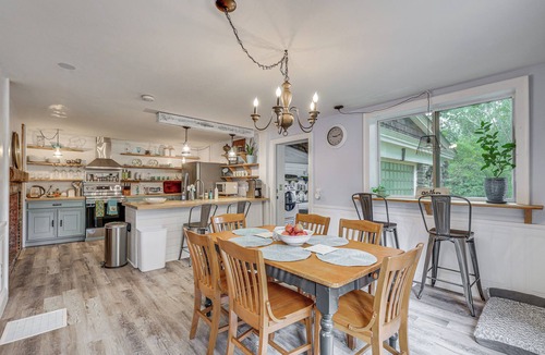 Putnam Cottage | Quintessential New England Home w/Patio & Grill!