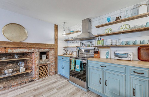 Putnam Cottage | Quintessential New England Home w/Patio & Grill!