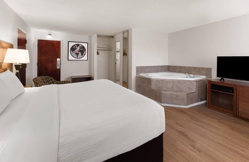 Arnprior Hotel | Ramada by Wyndham Arnprior