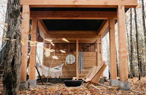 Dorset Cabin | Raven`s Roost- private luxury treehouse with sauna