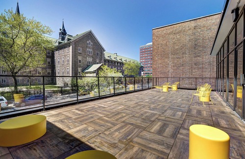 Downtown Montreal Apartment | Refined Comfort at Dorchester