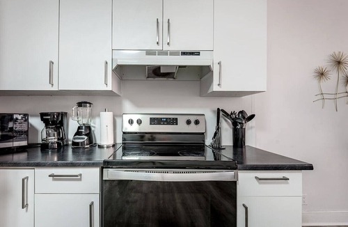 Golden Square Mile Apartment | Refined Downtown Retreat Free Parking