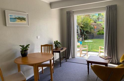 Thames Apartment | Relax in the Garden Suite