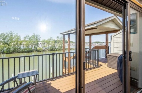 Gypsum Condo | Relax on beautiful Catabwa, Lake Erie in West Harbor