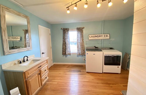 Inman House | Relax on Lake Bowen at our spacious 3-bedroom retreat