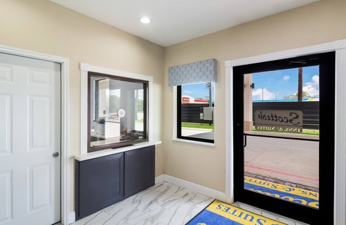 Hitchcock House | Relaxing Couple Stay w/Free Breakfast & Free Parking | Near Kemah Boardwalk