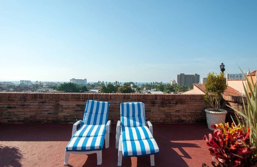 Lazaro Cardenas Apartment | Relaxing Escape in a Local Neighborhood – Near Downtown & Zona Romantica