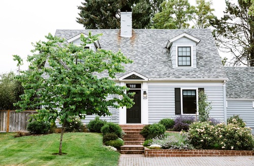McMinnville House | Remodeled luxury home, 3 king bedroom suites, steps to Third Street