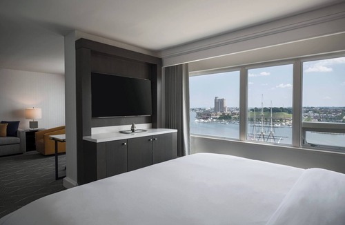 Inner Harbor Hotel | Renaissance Baltimore Harborplace Hotel