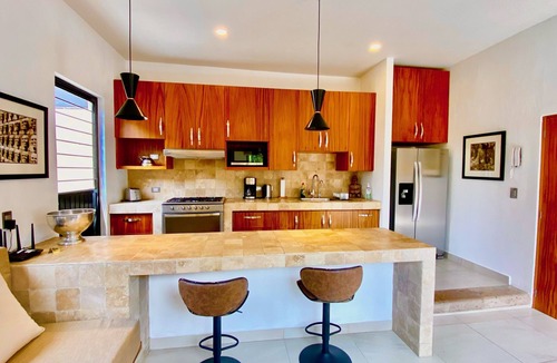 San Antonio Tlayacapan House | Renovated 1 Bdrm Guest House -Walk to Everything -Bikes -Gym - Pickleball Court