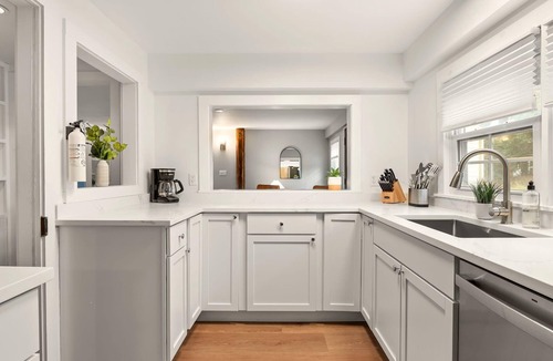 North Egremont House | Renovated 9-BR 1800s Inn 8-Min to Catamount