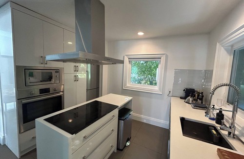 Parkview Hills House | Resort style in the city