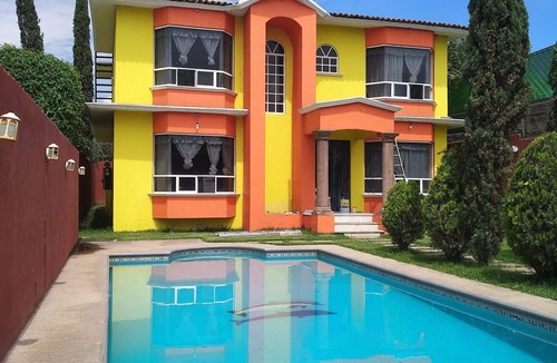 Cocoyoc House | Rest house with pool for you to enjoy with your favorite forgives.