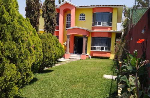 Cocoyoc House | Rest house with pool for you to enjoy with your favorite forgives.