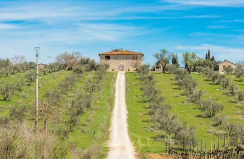 Ponte di Gabbiano House | Restored Barn With Views Of Siena Countryside